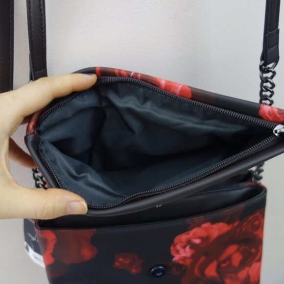 Simply Vera Vera Wang Garrison Crossbody Bag Black Red Rose Vegan Leather NWT! - Picture 8 of 12